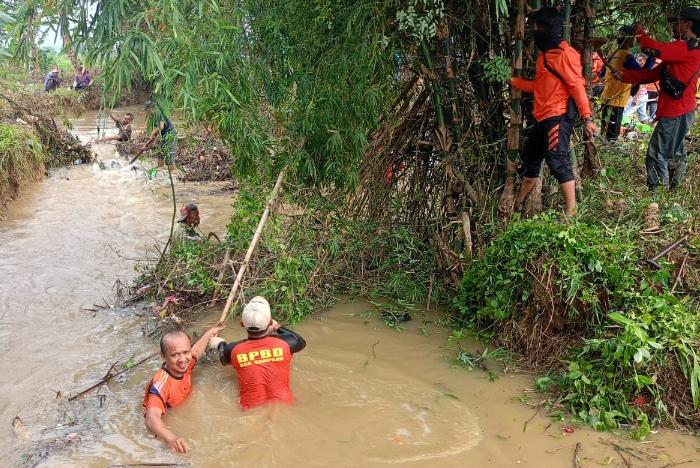 Aksi Kerja Bakti Relawan Bersama Bpbd Sampang Di Sungai Kamoning Desa Panggung.