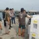 Proses Pengangkutan Logistik Ke Kapal Menuju Pulau Sakala. (Dok. Lima Detik)