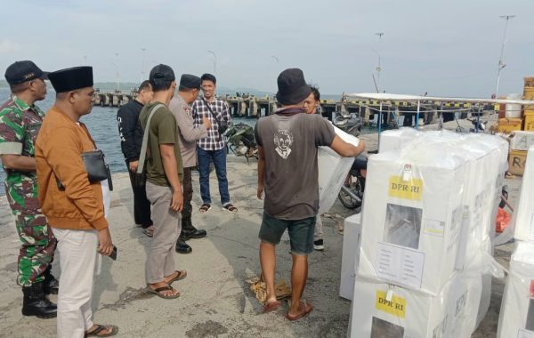 Proses Pengangkutan Logistik Ke Kapal Menuju Pulau Sakala. (Dok. Lima Detik)