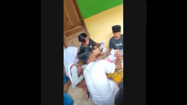 Potongan Video Saat Sekelompok Pemuda Mencoblos Surat Suara Capres - Cawapres.