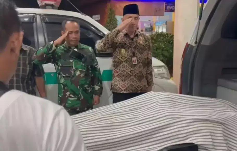 Penghormatan Terakhir Saat Almarhum Akan Diberangkatkan Ke Rumah Duka.