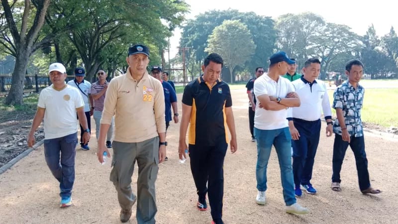 Pj Bupati Bangkalan Bersama Forkopimcam Saat Melintas Di Joging Track Alun - Alun Kota.