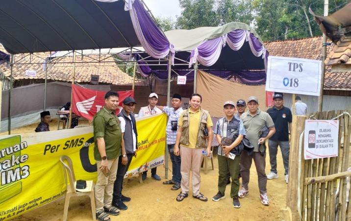 Komisioner Kpu Dan Bawaslu Saat Melakukan Peninjauan Pemungutan Suara Ulang Di Tps 18 Desa Pandan Kecamatan Omben Sampang.