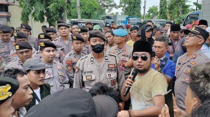 Massa Mengatasnamakan Gerakan Masyarakat Peduli Demokrasi Saat Mendatangi Kantor Sekretariat Ppk Tlanakan. (Dok. Tribun Madura)