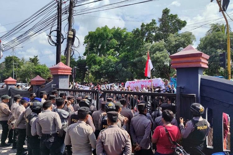 Ratusan Warga Saat Melakukan Demonstrasi.