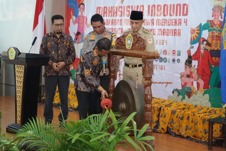 Pj Bupati Bangkalan Mendampingi Rektor Utm Saat Membuka Program Pertukaran Mahasiswa.