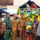 Pj Bupati Pamekasan Saat Meninjau Gelaran Bazar Beras Murah.