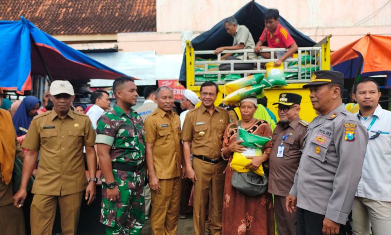 Pj Bupati Pamekasan Saat Meninjau Gelaran Bazar Beras Murah.