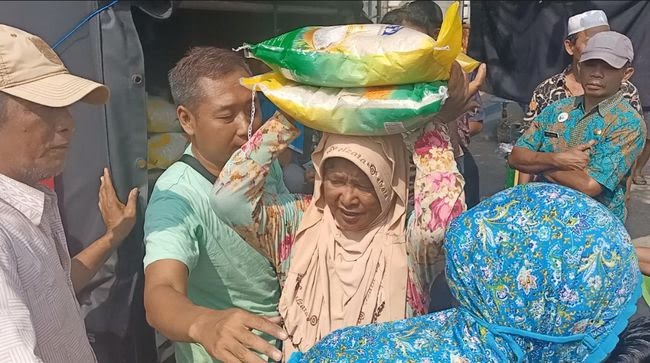 Beberapa Warga Saat Berjubel Membeli Beras Operasi Pasar Yang Digelar Pemkab Sumenep.