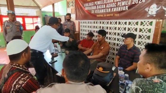 Sonhaji Saat Mengamuk Di Sekretariat Ppk Kwanyar.