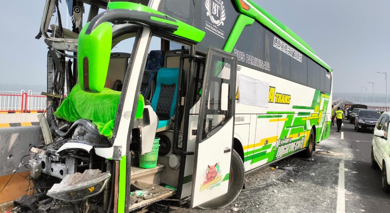 Kondisi Bagian Depan Bus Hancur Usai Menabrak Truk.