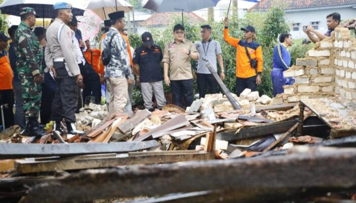 Pj Gubernur Jawa Timur Tinjau Lokasi Terdampak Angin Kencang Di Pamekasan