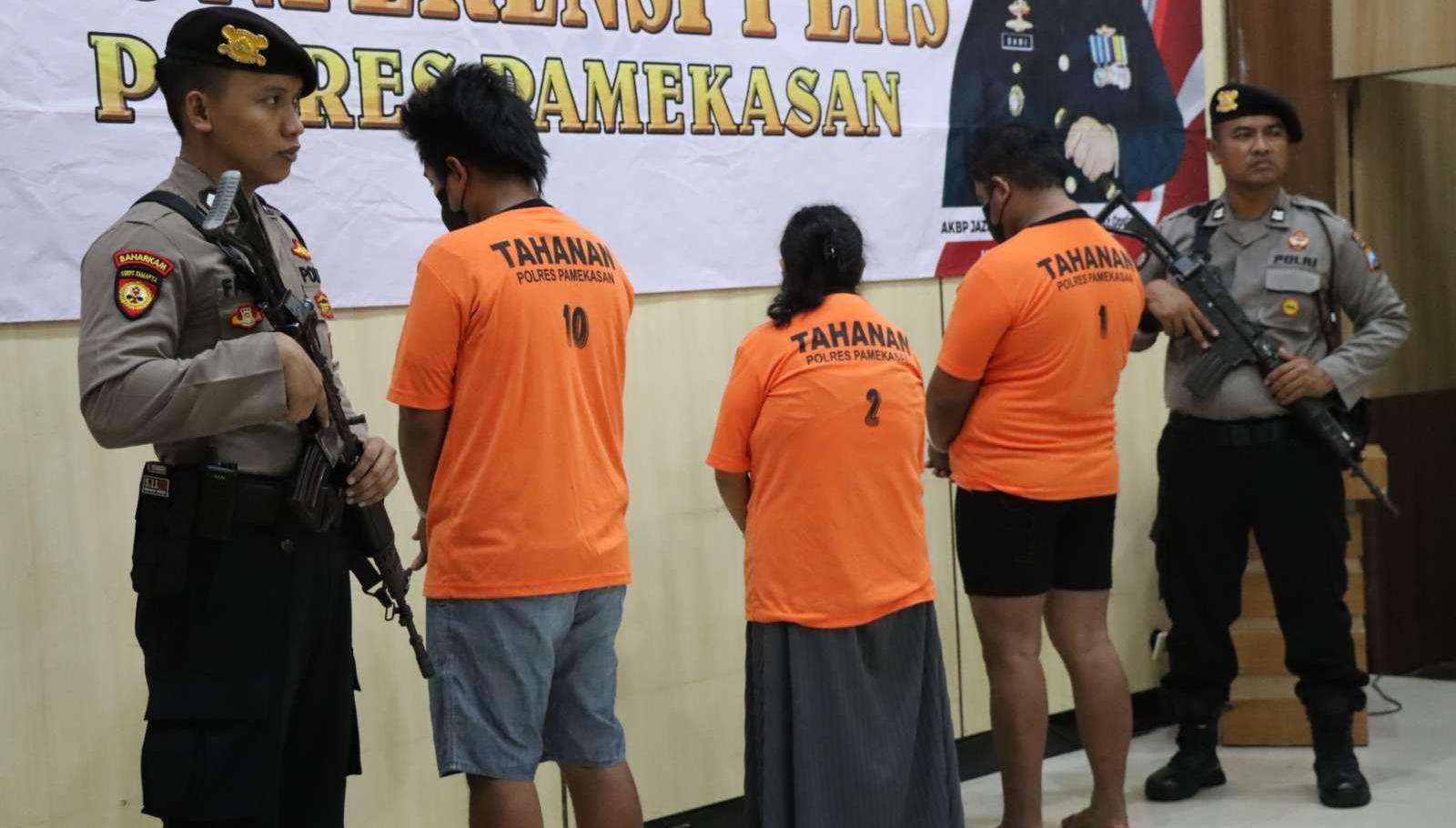 Pasangan Suami Istri Bersama Seorang Penadah Saat Ditangkap Polres Pamekasan.