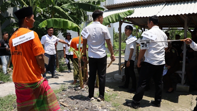 Penyidik Polres Bangkalan Saat Melakukan Rekonstruksi Di Jalan Raya Kini Balu, Ring Road, Bangkalan.