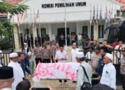 Tuding Penuh Kecurangan, Sekelompok Ulama dan Santri Demo KPU Sampang Tuntut Pemilu Diulang