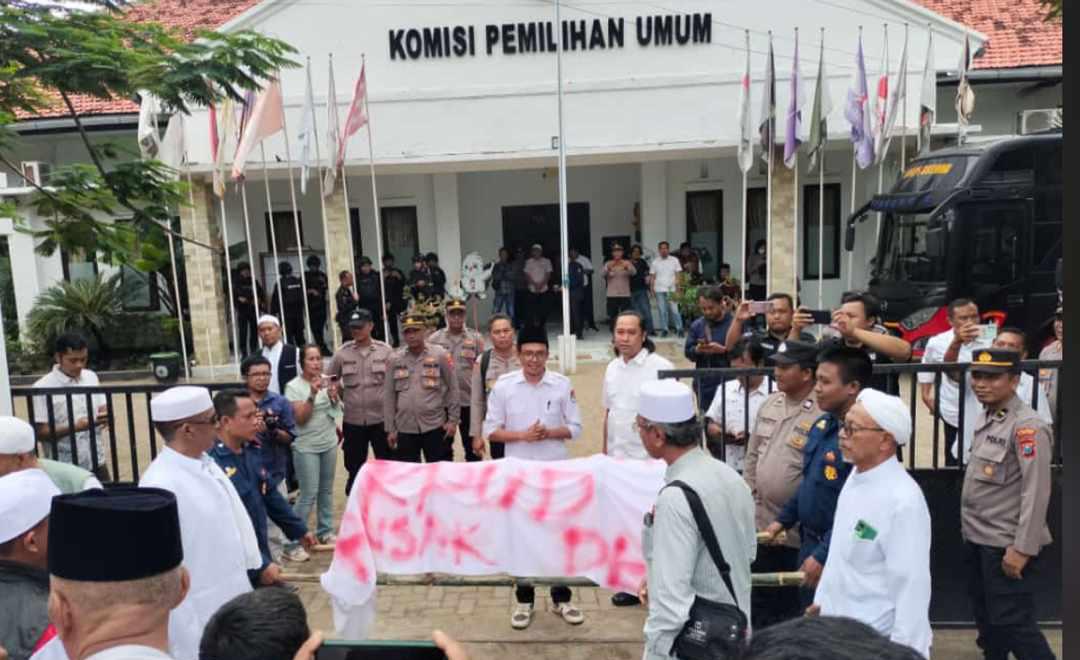 Para Ulama Dan Santri Saat Melakukan Demonstrasi Di Depan Kantor Kpu Sampang.