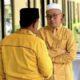 Sekretaris Dpd Golkar Sampang Abdullah Sahid Saat Berbincang Dengan Ketua Dpd Golkar Kh Mohammad Bin Muafi Zaini.