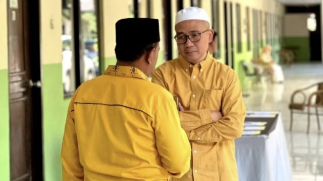 Sekretaris Dpd Golkar Sampang Abdullah Sahid Saat Berbincang Dengan Ketua Dpd Golkar Kh Mohammad Bin Muafi Zaini.