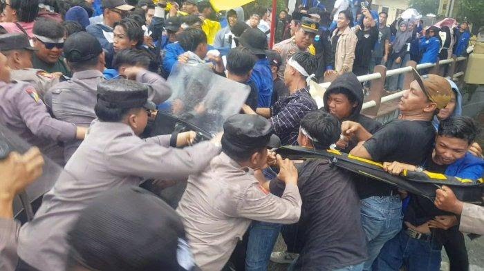 Suasana Demonstran Saat Terlibat Saling Dorong Dengan Polisi.