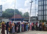 Jelang Bulan Ramadhan, Warga Sampang Berjubel Antri Beras Murah