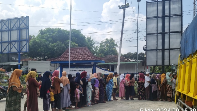 Antrian Warga Saat Hendak Membeli Beras Murah.