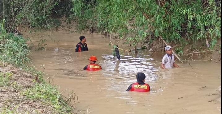 Tim Gabungan Saat Mencari Korban Yang Terseret Arus Sungai.