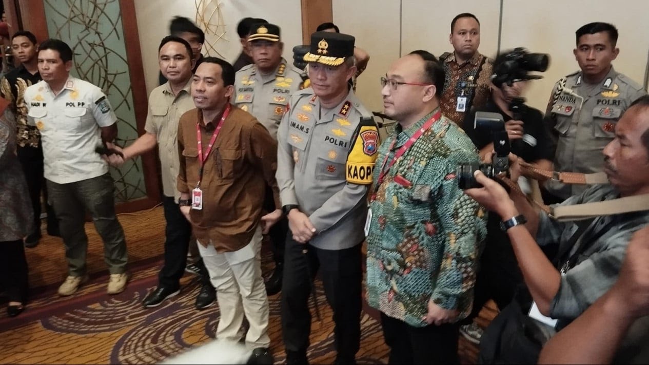 Kapolda Jatim Saat Berada Di Ruang Rapat Pleno Rekapitulasi Suara. (Dok. Istimewa)