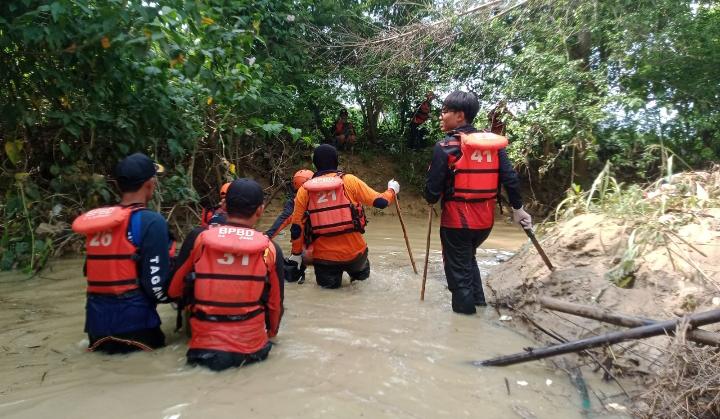 Petugas Gabungan Saat Mengevakuasi Korban Yang Ditemukan Meninggal Dunia.