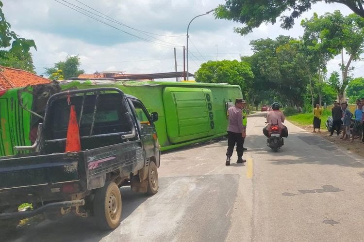 Kondisi Bus Saat Terguling Di Jalan Raya Bluto Sumenep.