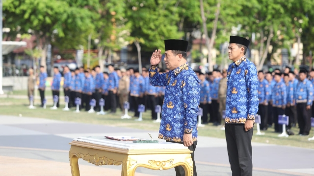 Sekretaris Daerah Kabupaten Sampang H. Yuliadi Setiyawan Saat Memimpin Apel Asn.