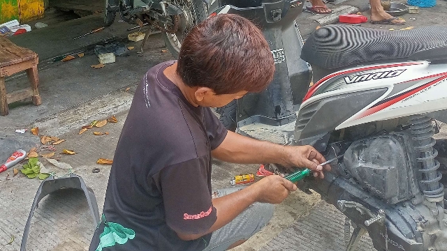 Salah Satu Bengkel Yang Laris Manis Pasca Banjir. (Dok. Rri)