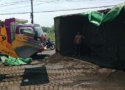 Truk Fuso Muatan Pasir Terguling Di Depan Warung Bebek Sinjay