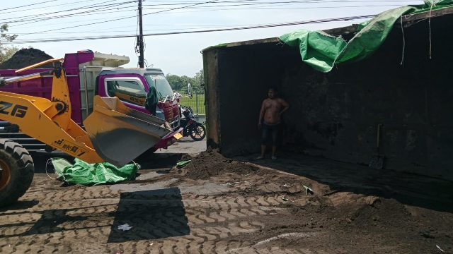 Truk Usai Mengalami Kecelakaan Terbentang Di Jalan Usai Mengalami Laka Tunggal.