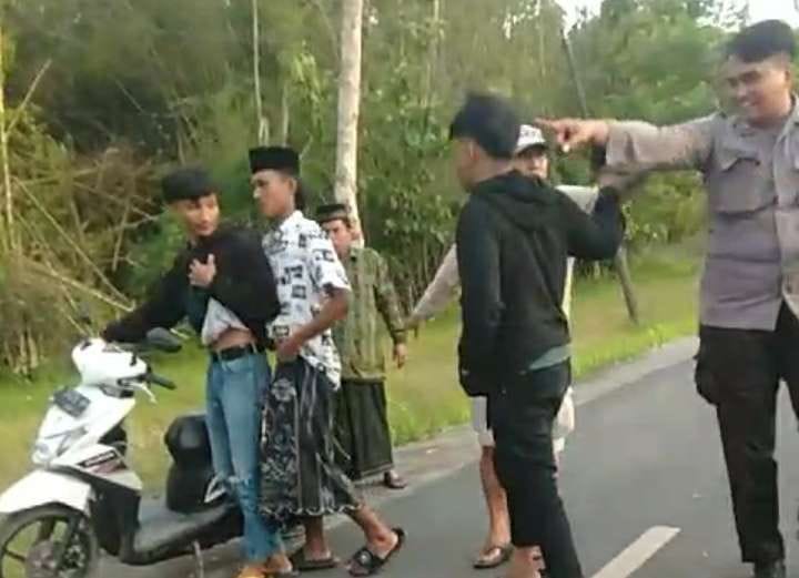 Potongan Video Saat Polisi Diajak Berkelahi Oleh Pembalap.