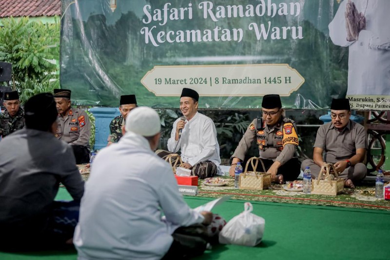 Pj Bupati Pamekasan Masrukin Saat Memberikan Sambutan Di Acara Safari Ramadan Di Kecamatan Waru, Pamekasan.