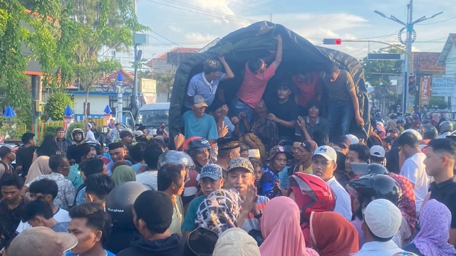 Masyarakat Saat Berjubel Mendapatkan Sembako Dari Sosok H. Slamet Junaidi.