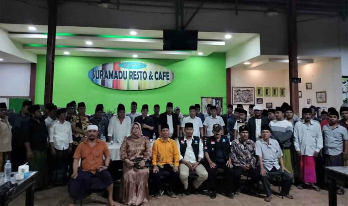 Asosiasi Kepala Desa Di Kabupaten Bangkalan Saat Melakukan Deklarasi Cabup Atau Cawabup Pilkada 2024.