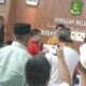 Slamet Ariyadi (Baju Merah) Saat Ngamuk Di Kantor Ppk Lenteng Kabupaten Sumenep.