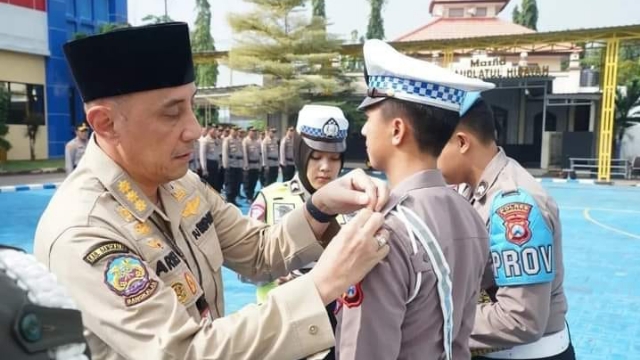 Pj Bupati Bangkalan Saat Menyematkan Pin Ke Petugas Pengamanan.