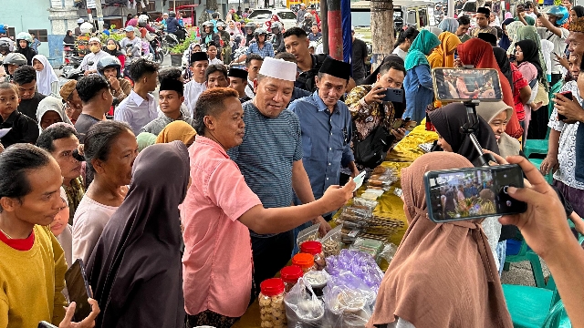 H. Slamet Junaidi Saat Memborong Takjil Dagangan Umkm.