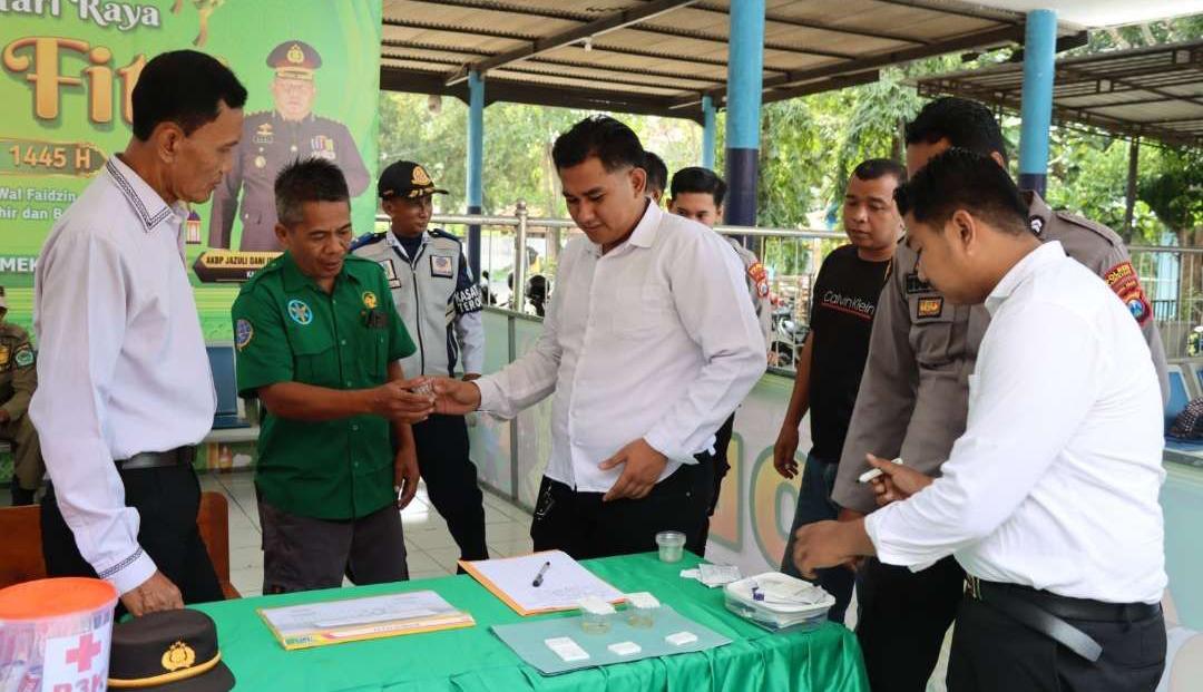 Para Supir Saat Melakukan Tes Urine Oleh Polres Pamekasan.