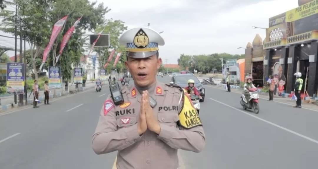 Kasatlantas Polres Sampang Akp Rukimin Saat Berada Di Depan Pos Pelayanan Semeru Di Depan Alun - Alun Trunojoyo.