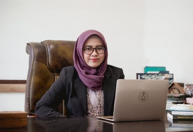 Sri Fatmawati Ssi Msc Phd, Dosen Departemen Kimia Its Yang Berhasil Menjadi Pemenang Female Science Talents 2024 Oleh The Falling Walls Foundation, Jerman. (Dok. Istimewa)