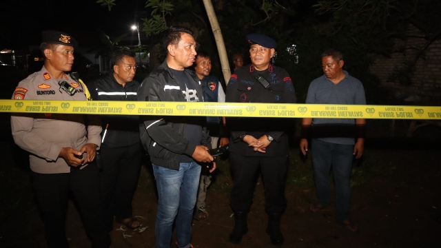 Kapolres Bangkalan Saat Meninjau Lokasi Ledakan Mercon.