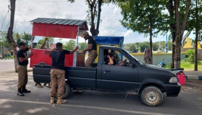 Berjualan Di Luar Waktu Ketentuan, Satpol Pp Sampang Sita Rombong Pkl Alun – Alun Trunojoyo