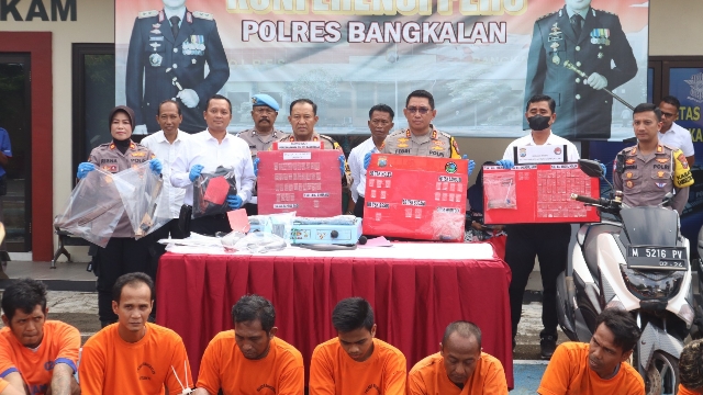 Kapolres Bangkalan Akbp Febri Isman Jaya Saat Melakukan Konferensi Pers Di Mapolres Bangkalan.