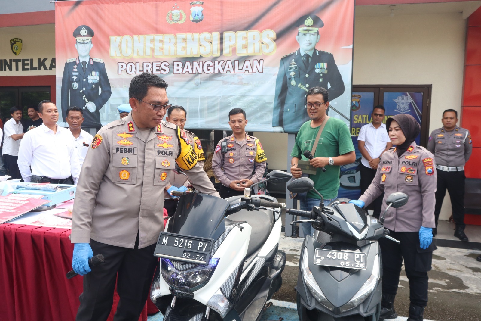 Kapolres Bangkalan Saat Menyerahkan Sepeda Motor Milik Warga Tulungagung.