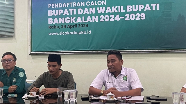 Wakil Ketua Deks Pilkada Dpc Bangkalan Aliman Harish Bersama Pengurus Desk Pilkada Saat Melaunching Pendaftaran Calon Bupati Dan Wakil Bupati Bangkalan.