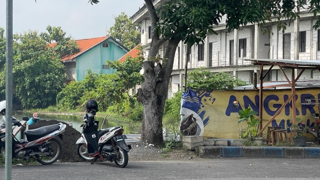 Salah Seorang Sedang Melakukan Pengerjaan Pengembangan Pembangunan Ruko Di Trk.