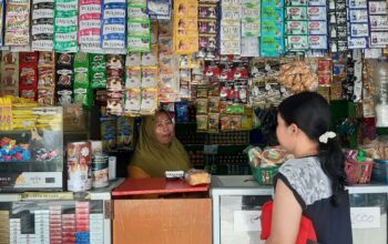 Salah Satu Warung Madura Saat Melayani Pembeli.